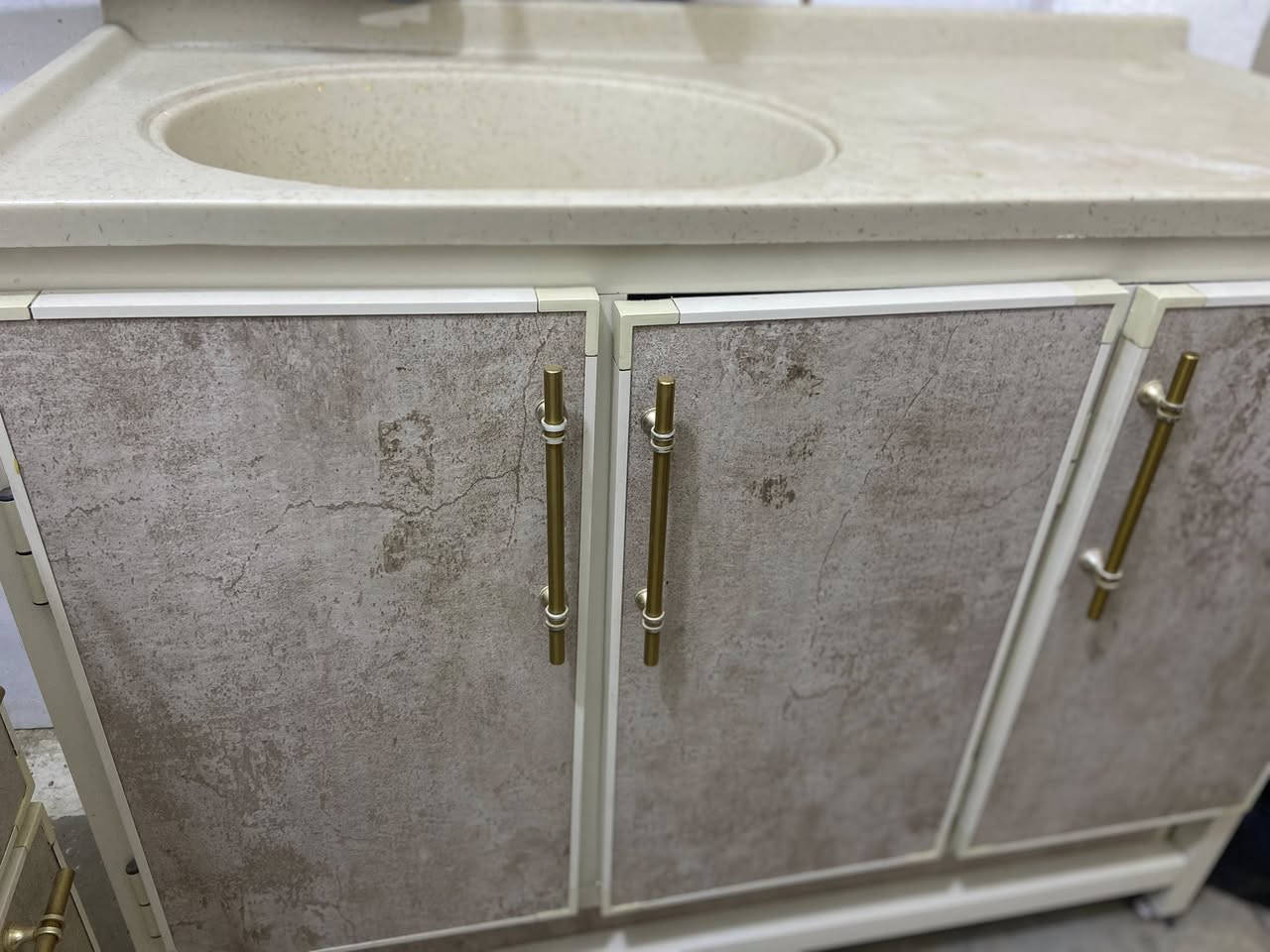 السلام عليكم كاونتر 3قطع مرمر كلش جديد تسكام  ممستخدم شي قليل  سعره 350 بي مجال بسيط مكانه حله شارع 40 للاتصال ***********
