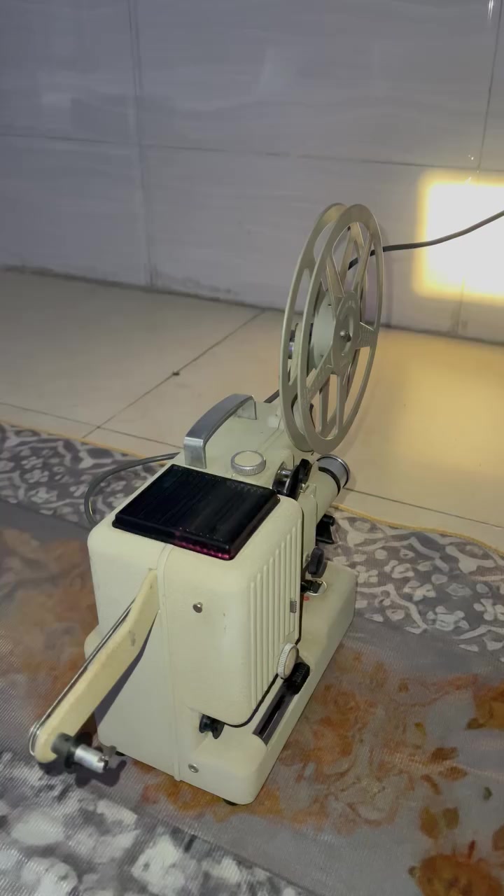 السلام عليكم شباب سينما شغالة  بيها نقص بس بكرة وحدة الوزن حوالي 5 كليو جديدة غير مستخدمة صنع قديم جدا السعر 60 الف العنوان بغداد 
رقم ***********
