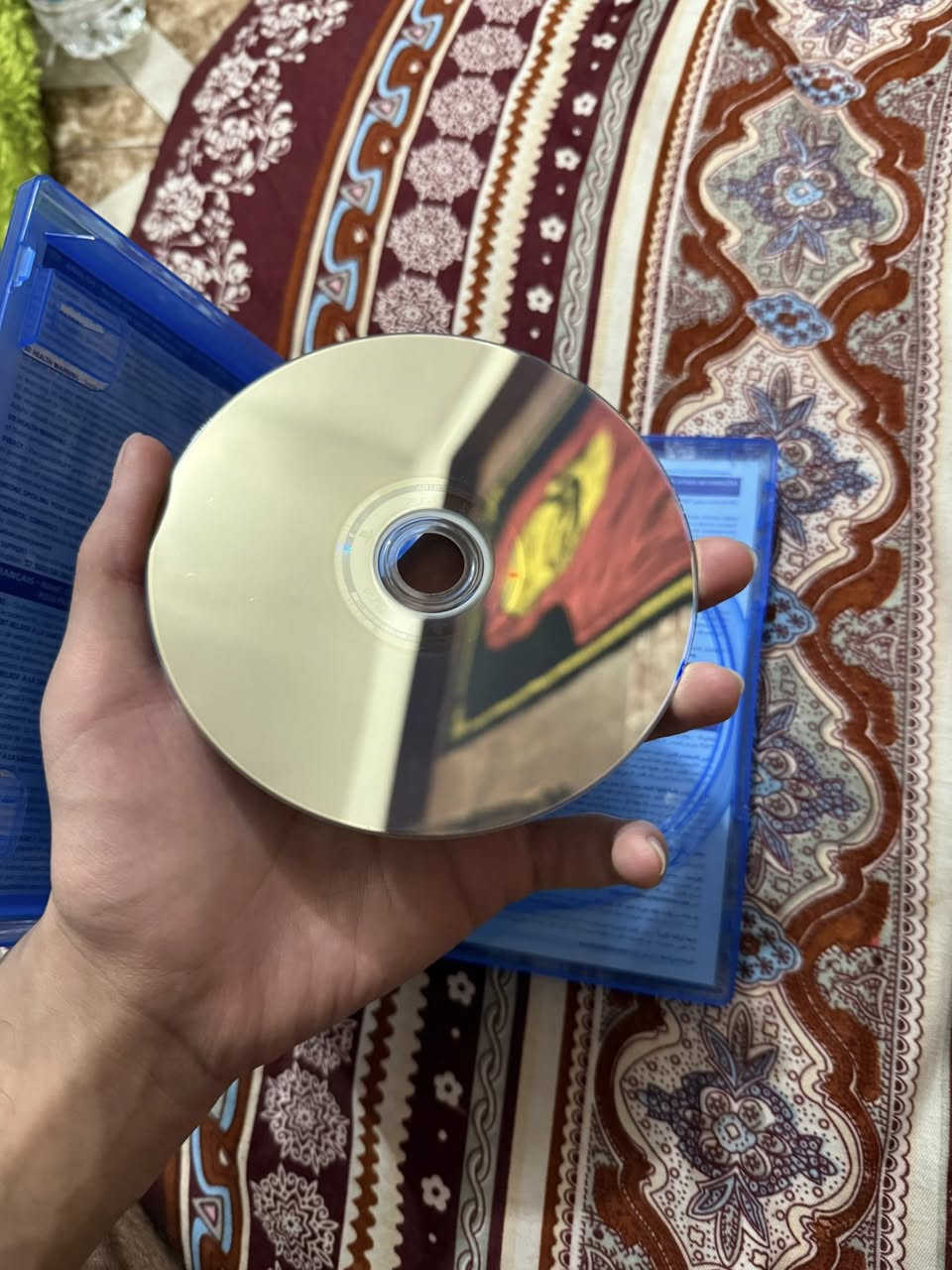 السلام عليكم قرص ايام مضت ( days gone ) عربي دبلجه وليس ترجمه يعني يتكلمون عربي القرص نفضيف مثل ما موضح كدامك مرايه تشوف نفسك بيه بس بيه شخوط خفيف كلششش بس امان الله شغال  رايده بسعر 20 الف وتره جاي يبوعنه اكثر من 25 الف وروح شوف ودور مكاني بغداد حي العامل مقابيل البيت الياباني ولي يكول جاي تغني خلي يروح يشوف سعره وهذا رقمي ***********
