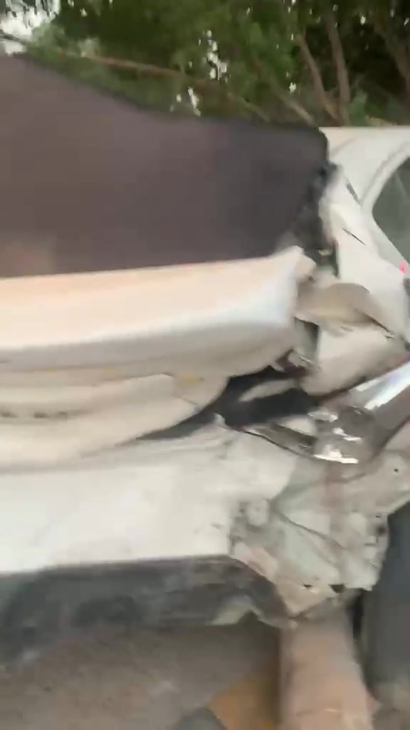 السلام عليكم نيسان صني موديل 2025 مصري حادثه مثل ما موضح بل فيديو عليه السياره غرامات مليون ونص ابيع على وضع الحادث  سعر سياره 60 ورقه  ابيع صافي مالي دخل بل غرامات وبيه مجال شي قليل ***********
