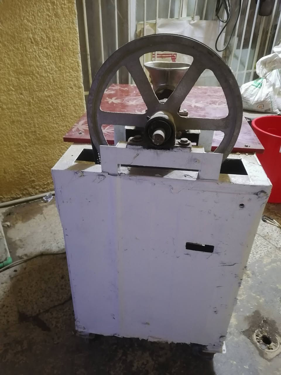 سلام عليكم عندي مكينه للبيع سعر ٢٥٠ مكاني أبو غريب خاص موجود هاذا رقمي *********** بيه مجال قليل
