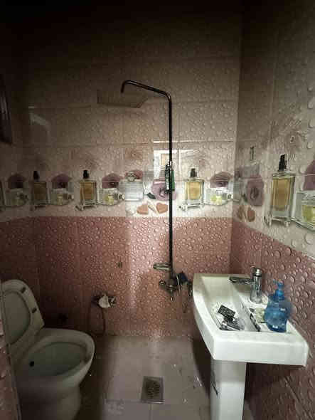 #للايجار____في____السيدية 
بيت مساحة 50م 

يحتوي على ثلاث غرف نوم وصالة ومطبخ وخدمات 

قيمة الاجار:850 الف 

للاستفسار:***********

او زيارة مكتب الفهد الهندسي للمقاولات العامة/شارع جامع الاقصى مقابل مكتبة الحكم سنتر
