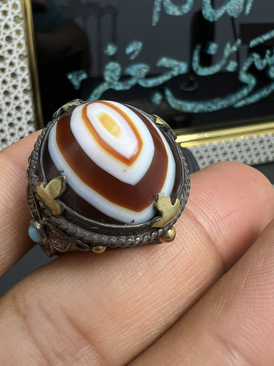 من عالم الجمال الى عالم الاقتناء

من القطع النادره الي من الصعب نوصفها بكلمات

حيث جمال الجزع بطبقاته الطبيعية بلونها الجذاب

الى جمال وروعة الحرفية في الصياغة اليدوية 

صياغة اسطة (صفري) صياغة ثقيلة جدا مع 
تطعيم فيروز حدد 2 عل الجانب 
موديل فلكري قديم ..

 

🧿للمهتمين السعر عل الخاص ونكون بخدمتكم

*********** موجود واتساب 

اخوكم احمد الربيعي الصائغ
