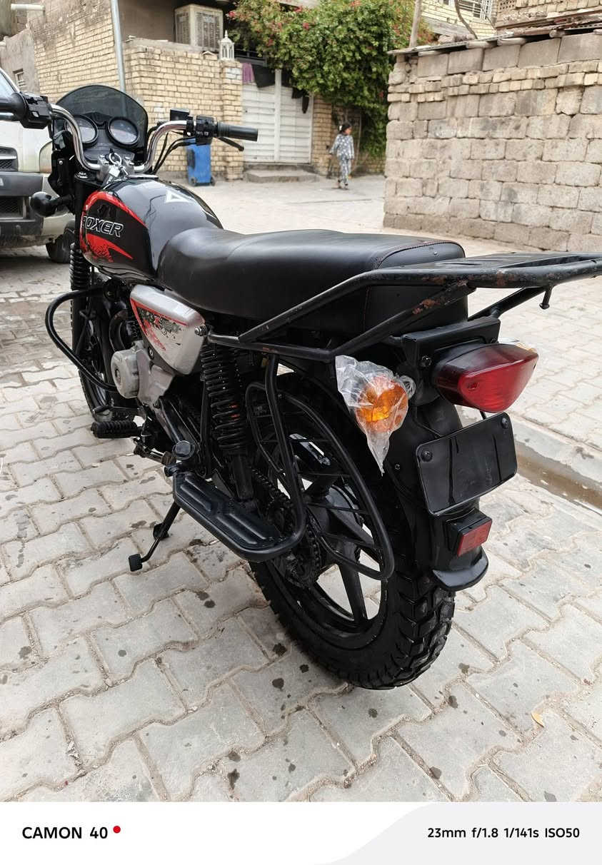 بوكسر ٢٣ جبلي
دراجة كلش نضيفة 
مكينة ناعمة نكرة سلف مكفولة 
شلعة ومعدل تشلع الكاع بطناش 
كهربائيات كلها شغالة 
طسة ناعمة دراجة مناقصها شي ابد 
دراجة اوراقها ضايعة ومكفولة سرقة 
مكاني بغداد الغزالية شارع الضغط 
سعرها ١٢٠٠ وبيها مجال 
***********
