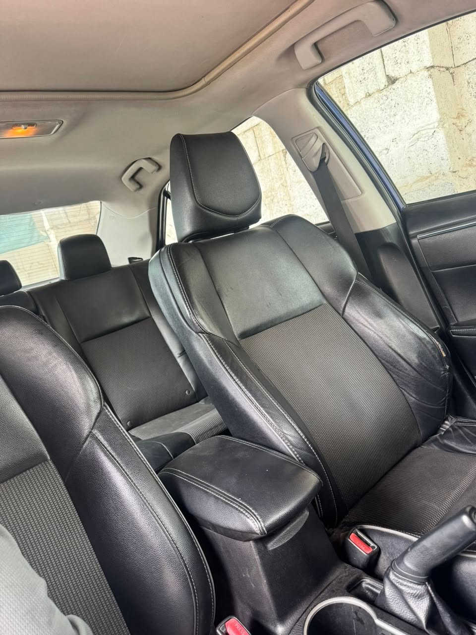 تويوتا كورولا موديل 2016 (أمريكي)
سونار مرفق بل منشور سونار مرفق بل منشور
العنوان/بغداد قرب بسمايه
(الهاتف/***********)
 بلد المنشأ: وارد أمريكي
فتحه سقف
بصمه 
كشنات جلد
 محرك: 4 سلندر سعة 1.8 لتر
 نظام الدفع: أمامي (FWD)
 ناقل الحركة:اوتماتيك
 شاشة معلومات (6.1 إنش)
 بلوتوث + USB
 تحكم من المقود
 كاميرا خلفية
 تكييف أوتوماتيك (بعض الفئات)
 مقاعد قماش أو جلد (حسب الفئة)
 وسائد هواية متعددة
 نظام ABS مانع انغلاق الفرامل
 نظام الثبات الإلكتروني (VSC
 التحكم بالجر (TRAC) 
 مرايا كهربائية
