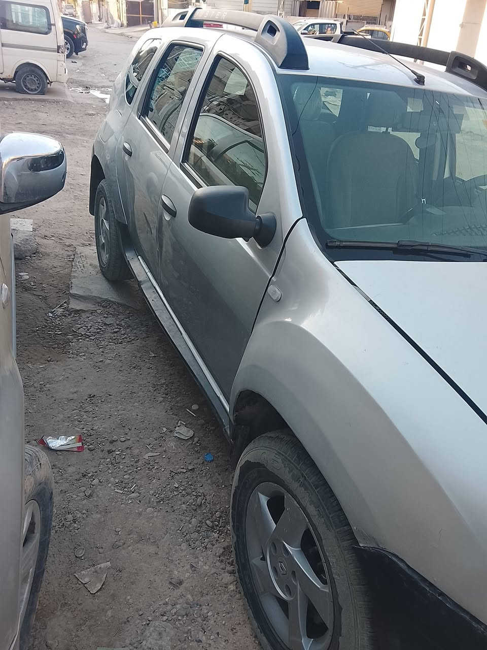 السلام عليكم رينو داستر موديل 2018 هزه وسنويه جديه رقم بغداد انكليزي السياره بيهه خربطه شغاله وتمشي  صدر جديد امامي خلفي تخم تاير السعر 55 وبيهه مجال واذا اكو مراوس حسب القناعه مكان السياره بغداد حي اور ***********
