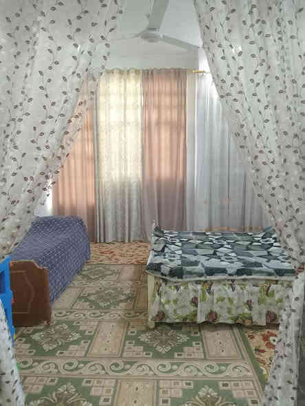 السلام وعليكم دار للبيع المساحة 250السند25البيت يتكون من غرف عدد ٢ومطبخ واستقبال والصاله وبيتونه ٨×٤الخدمات ماء مجاري كهرباء يبعد عن الشارع العام 100متر  العنوان الصويرة خلف المعارض السعر 73وبي مجال للاستفسار ***********او ع الخاص
