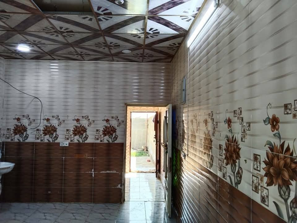 ♦️دار للبيع مساحته 240متر نظيف جدا♦️
يحتوي على غرفة نوم وهول ومطبخ وصحيات  وحديقة  ♦️وگراج مع قطعة مجاور الدار♦️ 
مبني من الطابوق فقط المطبخ بلوك
♦️السقف صب كونكريت♦️
الأرضية والجدران سيراميك 
السعر //32مليون وبي مجال 
العنوان//كوت حي الحكيم الاولى قرب الحولي
♦️ قريب من الشارع العام♦️
للاستفسار الاتصال على الارقام التالية:
***********
***********
***********
