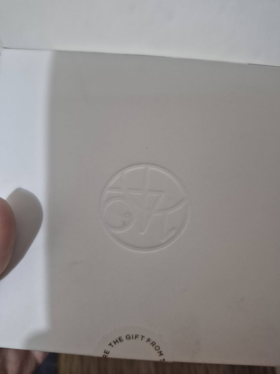 مرطب سانتيلا لجميع انواع البشره  السعر ب١٥ 
كريم مدغشقر سنتيلا بروبيو سيكا من سكين1004 بحجم 15 مل، تركيبة فريدة تدعم حاجز البشرة وتعيد لها التوازن. غني بخلاصة عشبة السينتلا الآسيوية وبروبيوتيك فعّال يساعد على تقوية الحاجز الواقي للبشرة، وتهدئة التهيج، مع ترطيب عميق يدوم طويلاً. مثالي للبشرة الحساسة والضعيفة.
الفوائد:
يقوي حاجز البشرة ويعزز مرونتها.
يمنح ترطيبًا عميقًا ومطولًا.
يهدئ البشرة الحساسة ويقلل من الاحمرار.
يحافظ على توازن البشرة الطبيعي.
قوام خفيف يمتص بسرعة دون لزوجة.
طريقة الاستخدام:
طبقي كمية مناسبة من الكريم على بشرة الوجه النظيفة صباحًا ومساءً، مع التدليك بلطف حتى الامتصاص الكامل.
اطلبيه الآن من كوزماتكس


**إذا كنت صاحب هذا الإعلان وتريد حذفه لأي سبب، رجاءا أرسل رسالة إلى الدعم الفني**