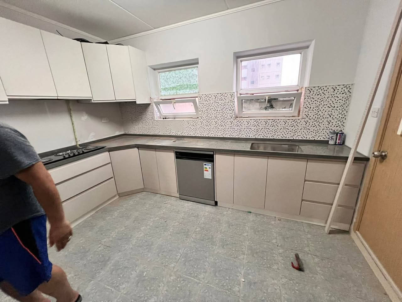 🔨✨نجار بسمايه نجّار محترف ✨🔨  
من الفكرة للتنفيذ… كلشي نرتّبه عليك  

نصمّم وننفّذ:  
▫️ كاونترات بجميع الأنواع  
▫️ ديكورات حديثة وكلاسيك  
▫️ تصميم محلات من الصفر للنهاية  
▫️ مطابخ، غرف نوم، خزائن، لكنتورات  
▫️ تفصيل خاص حسب الطلب  

عدنه هواي موديلات  
وإذا ببالكم تصميم معين؟ نسويه مثل ما متخيلين بالضبط  

شغل نظيف، تسليم مضبوط، وذوق يفرق  
📩 تواصل ***********
