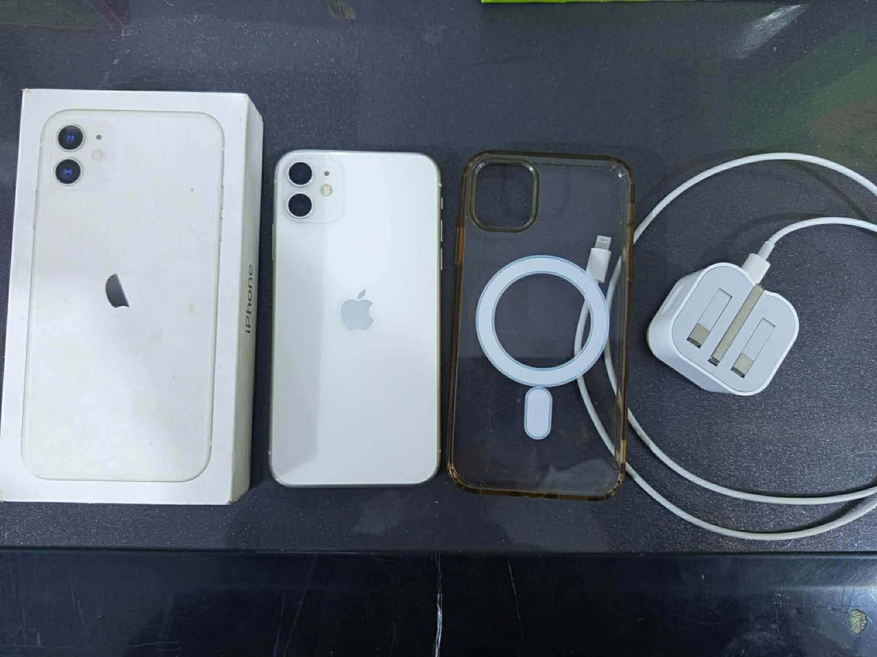 ايفون 11 عادي
بطاريه 83 
شرق اوسط 
كامل ملحقات _كراتون_شاحنه 
جهاز مكفول كفاله عامه م مفتوح ولا امصلح سعر 300وبي مجال وتساب ***********
