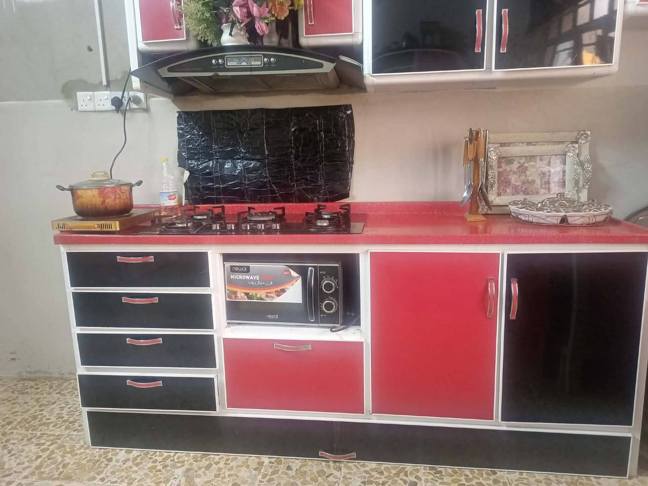 سلام عليكم طخم كامل مع المرشحه بدون طباخ للطباخ مو للبيع 
كرانيت اصلي والمنيوم اصلي طخم جديد نضيف مرتب
السعر 600 وبي مجال 
للاستفسار***********
