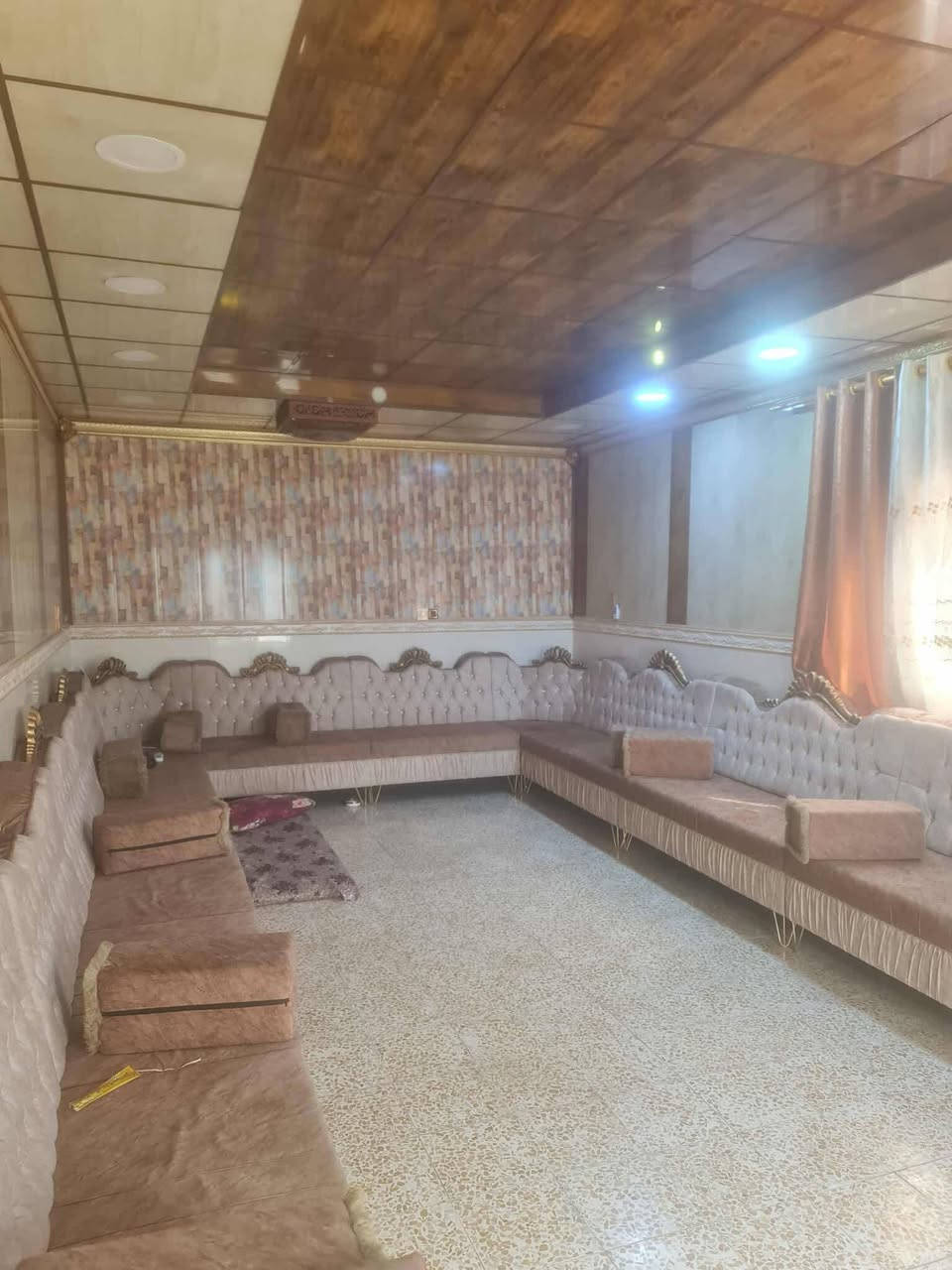 بيت طابقين للبيع العلم الحي العسكري مساحته ٤٢٥م طابو ملك صرف  قرب قسم تربية العلم طابو صرف
البيت جاهز 
المواصفات
■■ الطابق الاول  

_ استقبال ٨×٤
_هول داخلي ٥×٤
_صالة داخليه ه×٤
_غرفتين نوم كل غرفه ٥×٤
_مجمع صحيات
_مطبخ حار وبارد جاهز سيراميك 
_كاشي الارضيه 
■■ الطابق الثاني
  
_ ثلاث غرف نوم كل غرفه ٥×٤ مع صحيات لكل غرفه
_ وصاله داخليه 
_ سيراميك الارضيه مع جدار

واصلها جميع الخدمات ماء وكهرباء وخط مولد 
للستفسار مراسله خاص او تصال ***********
