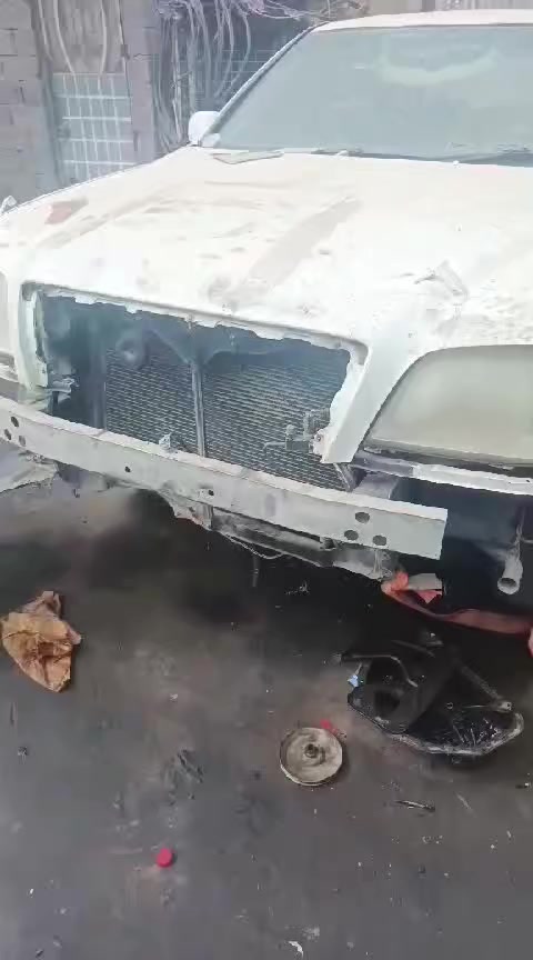 السلام عليكم ملكه موديل ٢٠٠٠ شتريته من كمارك مال مزاد كتاب بيه بس ادوات متسجل
اليتعب عليه يكدر يسجله نقصه مكينه مابيه وشباج ودعاميه مكينته عندي كامت جنت امشي بيه وين مجان بل كتاب حداديه تبريد كهربائيات
تايرات كله تمام بيه كصه جنطه وقماره بيع او مراوس السعر ٢٥ ورقه بيع سريع وبيه مجال  مكان السياره بغداد الشعب رقم تليفون *********** غير متواجد ع فيس
