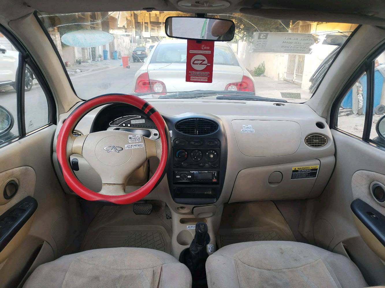 أبيع سيارة تشيري QQ لون أخضر، شكلها مرتب ومناسبة للمشاوير اليومية والاقتصاد بالبنزين. الداخل نظيف بشكل عام، والمقاعد عليها آثار استخدام خفيف مثل ما مبين بالصور، والسيارة عليها جنط حديد وسايدات مرتبة. اللي يحب سيارة صغيرة وعملية للتنقل هذا خيار مناسب، والمعاينة على الطبيعة أحسن حتى يبين كلشي.