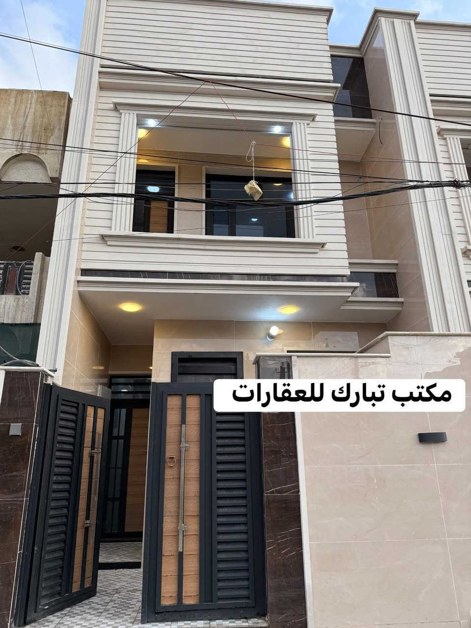 الدار للبيع فول👌
العنوان الشعب شارع عدن خلف جامع الجهاد 
الدار على شارع 20 م ورصيف 5 م 
السعر 277 مليون وبي مجال💵
المساحة 100 م 🌹
يحتوي الطابق الارضي على كراج صغير وخدمات خارجية واستقبال ومطبخ حار وبارد وخدمات وغرفة نوم 
ويحتوي الطابق الثاني على غرفتين نوم وخدمات ومكان غسالة وبيتونة وسطحين
للاستفسار اكثر يرجى الاتصال على الرقم التالي (متواجد هذا الرقم على الواتس اب والفايبر والماسنجر *********** )
او الاتصال على الرقم الاخر 
***********
او زيارة مكتب تبارك للعقار والمقاولات الكائن في شارع الاسواق المركزية قرب مطعم ميامي
