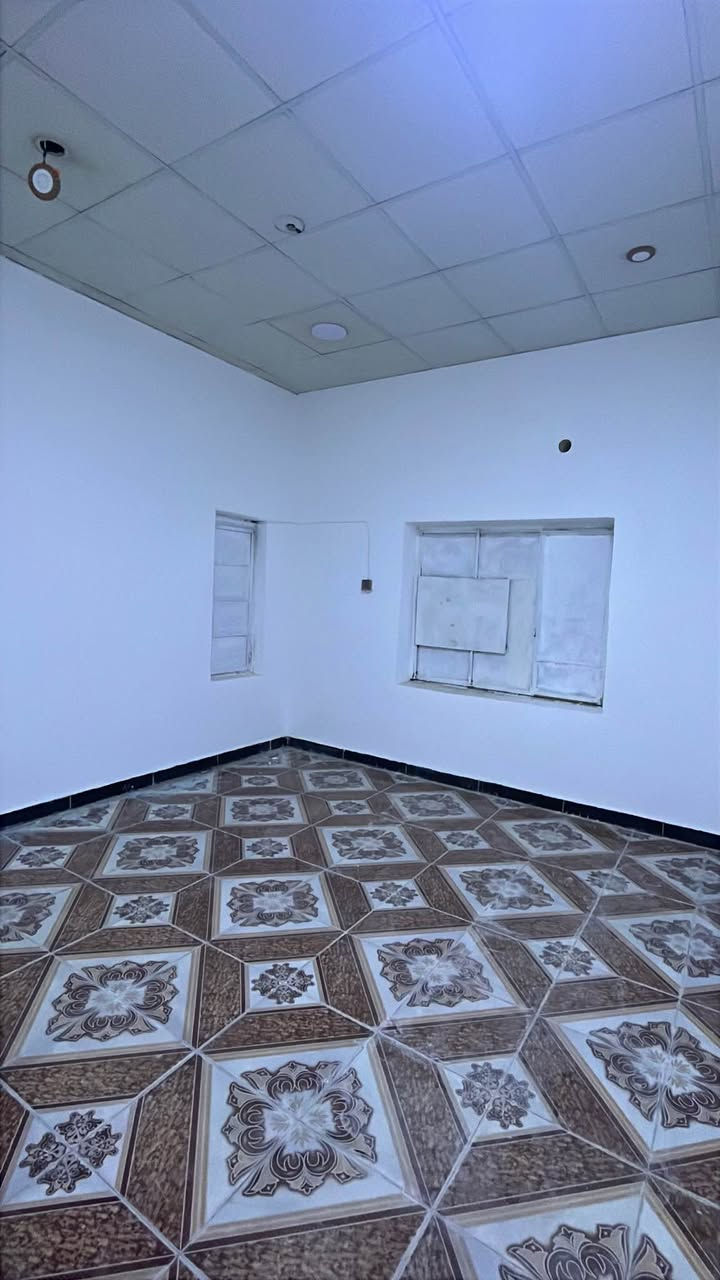 بيت للإيجار في الجمهورية الاولى مساحة 110 متر يتكون من غرفتين نوم وصالة واستقبال ومطبخ وصحيات داخلية وخارجية وطارمة صغيرة ومخزن سعر الايجار 600 الف للتواصل *********** البصرة, العراق
