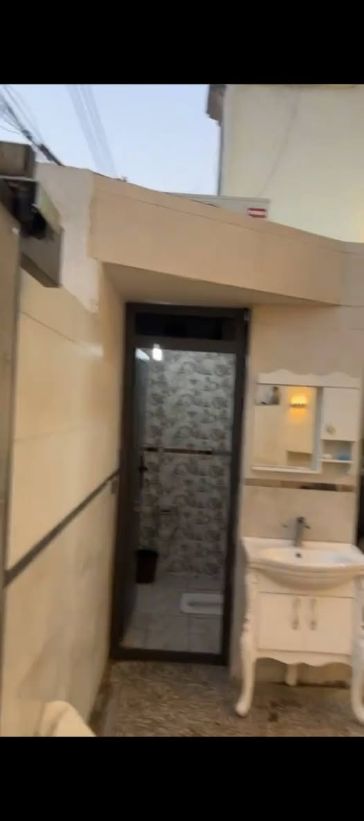 دار للبيع – البلديات /  قرب  بل فرع شارع الغسل
دار سكنية بناء حديث
تتكوّن من 5 غرف نوم، منها غرفتان سويت
المساحة 150
الواجهة: 7.5 
النزال: 20 
الطابو: طابو ملك صرف
📞 للاستفسار: يرجى التواصل على الخاص أو الاتصال واتساب فقط ***********
