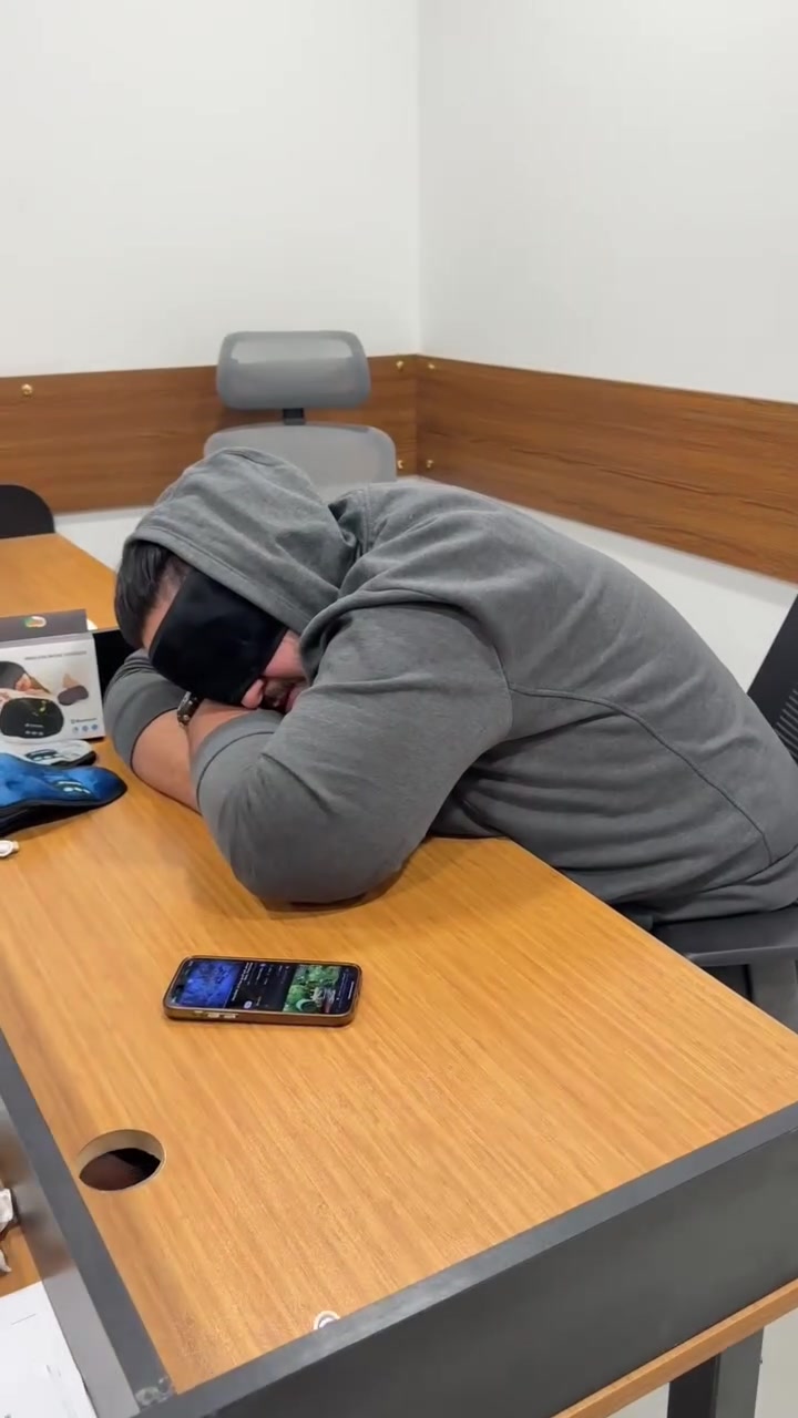 😴🎧 **غطاء العين للنوم بالبلوتوث — ظلام مريح وموسيقى هادئة بنفس الوقت!**

تحب تنام بهدوء تام أو تسمع موسيقى وانت مغمض بس تعبت من السماعات المزعجة؟ 🌙
مع **غطاء العين البلوتوث**، ظلام كامل وصوت واضح براحة تامة! ✨

---

✨ **ليش هذا الغطاء مختلف؟**

**اتصال بلوتوث** 📶 — ربط سريع وسهل مع هاتفك
**استقبال مكالمات وتشغيل موسيقى** 🎵 — استمتع بصوتك المفضل وانت مرتاح
**بطارية تدوم 8 ساعات** 🔋 — تكفيك النوم الكامل بشحنة وحدة
**شحن سريع 2 إلى 2.5 ساعة** ⚡ — جاهز للاستخدام بوقت قصير
**قماش قطني ناعم** 🧵 — راحة تامة على البشرة طول الليل
**حزام خلفي قابل للتعديل** 🎀 — يناسب أي حجم رأس بسهولة
**أزرار تحكم بالصوت** 🔊 — تحكم كامل بدون ما تشيل هاتفك

---

✨ **مناسب لـ:**
النوم الهادئ • السفر • الاسترخاء

---

📦 التوصيل متوفر لجميع المناطق
📩 راسلنا الآن للحجز والاستفسار
📞 للاتصال المباشر: ***************
💬 واتساب: ***************

⏳ الكميات محدودة — اطلبه هسة ونام براحة تامة!

---

#غطاء_عين #نوم_مريح #بلوتوث #يوغا #سفر #استرخاء #تسوق_اونلاين #العراق #بغداد #توصيل #حياة_أسهل #لازم_عندك #عروض #sleep_mask #relaxation
