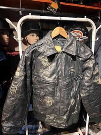 قمصله جلد طبيعي اصليه مال طيارين  قياس M  تم الحجز  07721356923