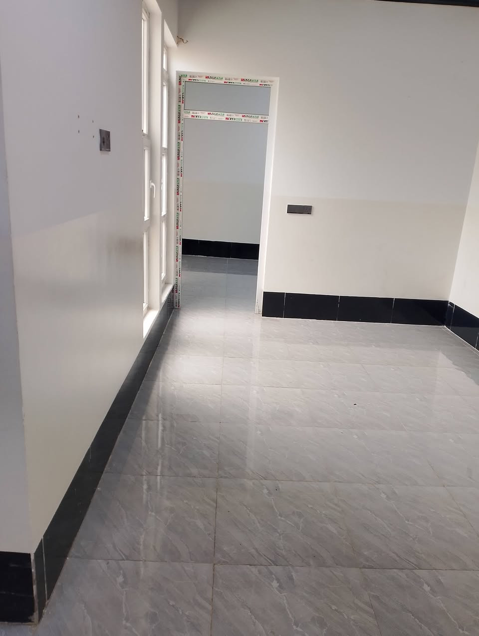 السلام عليكم بيت يجار حي السماح الثانيه غرفه هول مطبخ صحيات وستقبال بناء 🏢 حديث فول فول التواصل مع مكتب صفوان السنجاري سقق الخظراء او على الارقام التالي ***********اسيا ***********
