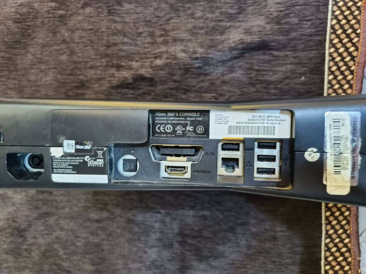 سلام عليكم اكس بوكس 360 كامل ملحقاته جديد ما مفتوح مهكر 85 لعبه منهم / كلف اوف ديوتي / و GTA 5 / و فورزه هورايز 2  /بيس 2020 / و بيس 2018  /رزنت تيفل 4 / السعر 200 وبي مجال للتواصل ***********
