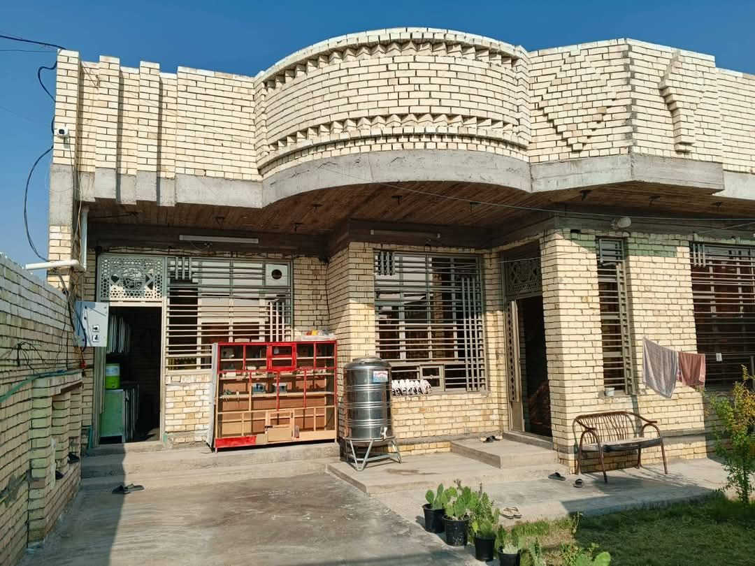 السلام عليكم بيت لبيع في حي دجلة مقابل حي النصر شارع معارض الحره  مساحه البيت 400متر وجه 13ونزال 30 خدامات كامله ماء كهربائيّ مجاري شارع 13متر بيت ركن يتكون من 3غرف نوم  وصاله 9امتار  استقبال 9ف4امتار  مطبخ 5في 4هول 5في 4كراج 10امتار مع حديقة 6في 4 السعر اتصل على الرقم *********** كافه الخدمات
