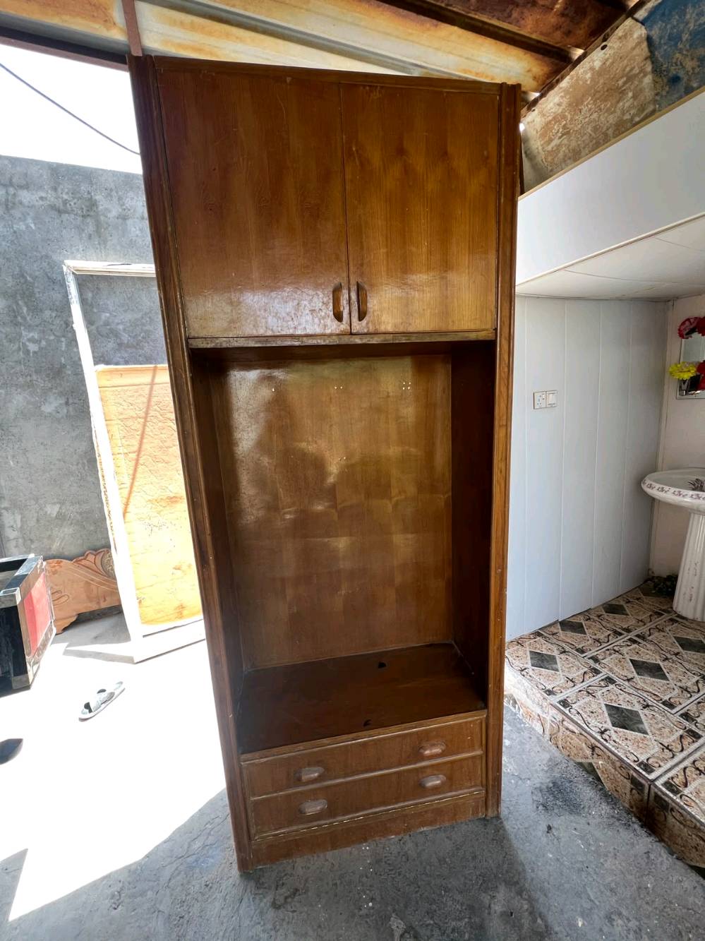 غرفة اخشاب كاملة 
تسگام 
اربع قطع جرباية ميز تزاليت زاوية وكنتور 6بيبان 

نظيفة عوزها فقط صبغ لبعض القطع 

والصور هي تحجي 

المكان بابل - قضاء القاسم - قرب مدرسة الضياء 

للتواصل ***********
هل الغرفة تشمل المرتبة وكل القطع الظاهرة بالصور لو بس الخشب؟: 
تشمل الدوشك فقط 
شنو اسم/نوع الخشب أو الموديل إذا معروف، حتى يكون الوصف أوضح للمشترين؟: 
صاج تسگام
بالنسبة للنقل والفك: الغرفة جاهزة للاستلام لو تحتاج تفكيك، ومنو يتحمل كلفة التوصيل؟: 
الغرفة جاهزة للأستلام تكلفة النقل على المشتري
إذا ممكن تكتبلي شنو آخر سعر نهائي إلك، وهل بيها مجال للتفاوض؟: 
بيها مجال للتفاوض