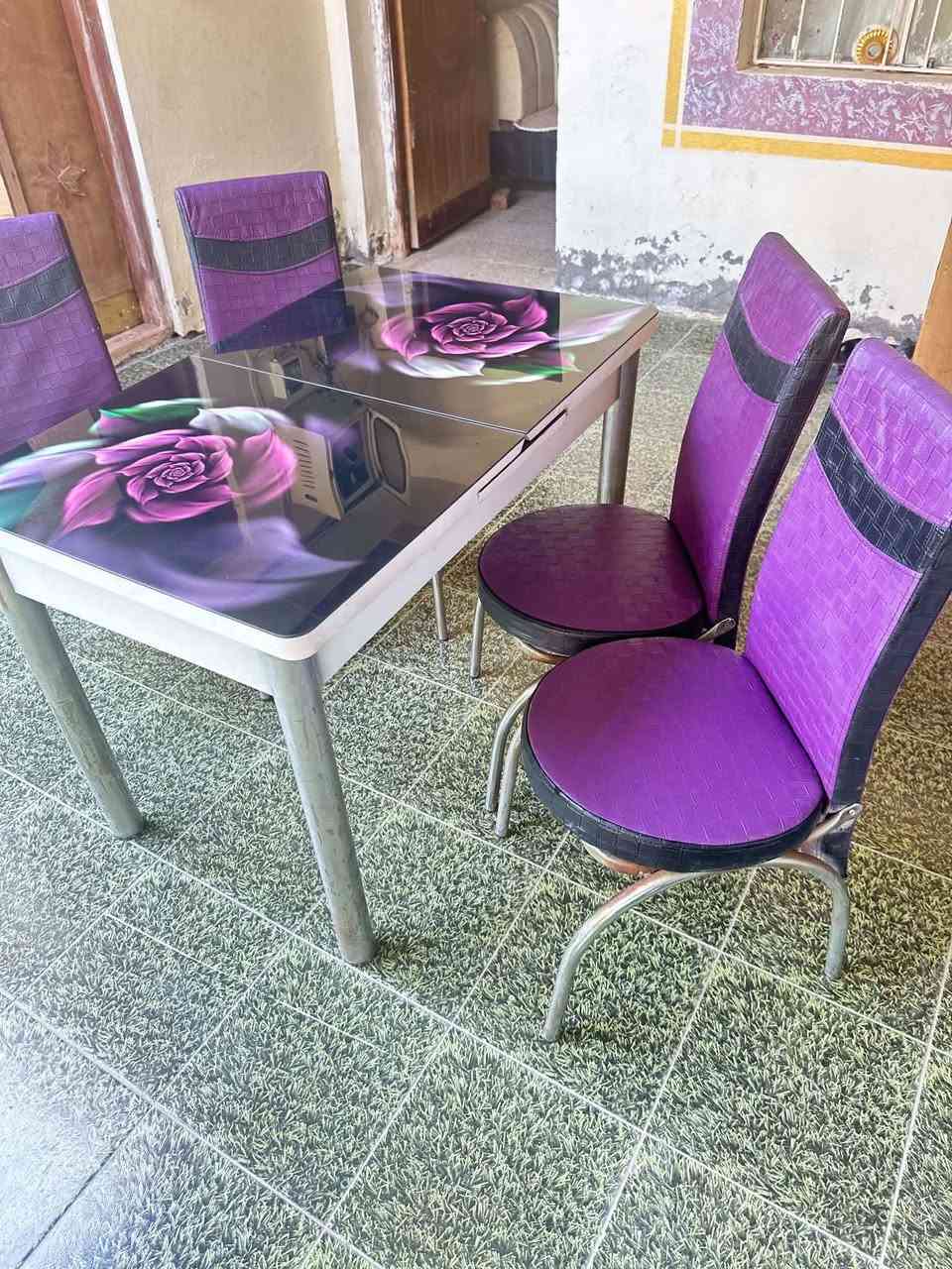 كونفيره كنز الباكستاني اخت الجديد مستخدمه شي قليل 
ميز طعام يتكبر ويصغر ويا 4 كراسي اخو الجديد 
الشراي يتصل ...***********...بيع او مراوس +اشتري
