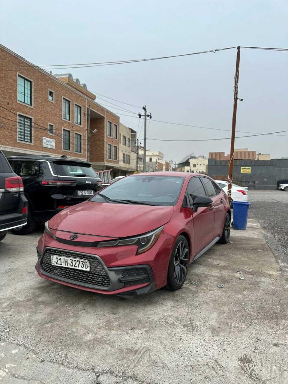 چوار پارجەی بۆیاخە یەک تۆز لای سەکنی گرتە
پێشوپشتی گێڕو مکینە بەشەرت
سەیارەکە بێ مەسروفە
کوشن جلدە 
یەک بست کارتی سقفی هەیە
رەقەمو سەنەوی هەموی نوێە
*********** أربيل, العراق
