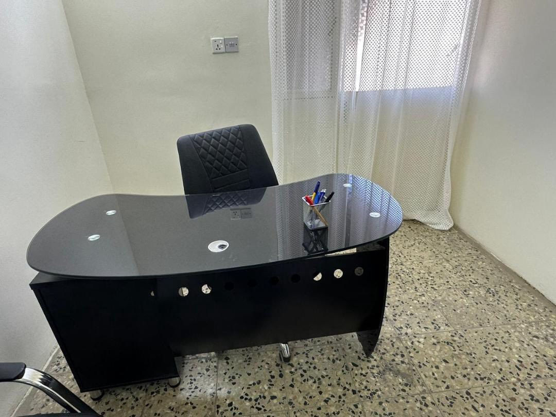 للبيع ٣ كراسي وميز وطبله وبوفيه 
ب530 الف وبي مجال حك الجيه
***********
