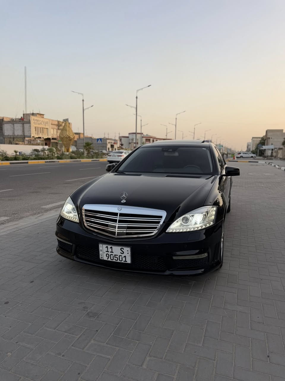 السلام عليكم 
مرسيدس s350  
رقم بغداد مشروع وطني باسمي هزه وسنويه جديده
موديل 2010 شكل ل 13بلادي بدون تحديث
وارد يابان باب قصير
ماشية 160كيلو
مواصفات معروفة. 
كامره دوار
برده خلفيه صندوك شفط 
سيدي جنجر 6اقراص
بلوتوث 
حساس امامي خلفي 
تبريد امامي خلفي ثلج 
كشنات جلد غرفه لسياره جديده
سياره نظيفة كفاله كير محرك حداده جديده بالكامل جوبلسات جدد تبريد ثلج تايرات جدد سياره كامله من كلشي بيها فقط باب كلير من ليابان وبارد بسيط
مكان السياره البصرة السعر 200وبي مجال بسيط 
 *********** متوفر وتساب
