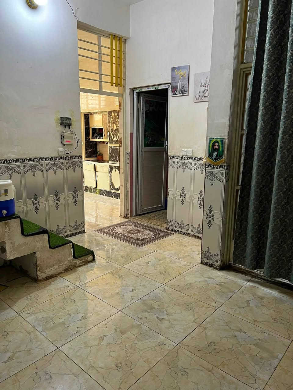سلام عليكم بيت البيع مساحتا 130 متر البيت نضيف مثل ماواضح بل صوره خدمات مي كهرباء طبليط مجاري منطقه حلوه مكان آلبيت فلكه حي النصر اول شارع على اليمين سعره على خاص البيت زراعي ***********
