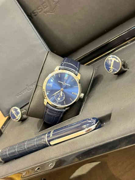 ساعة أوليس ناردين كلاسيكو: أناقة خالدة تجتمع مع دقة حديثة

تقدم دار أوليس ناردين السويسرية العريقة ساعة Classico من اهداءات دولة الامارات ، حيث يلتقي التصميم الكلاسيكي المثالي مع التقنية الميكانيكية المتطورة. هذه الساعة ليست مجرد أداة لمعرفة الوقت، بل هي بيان لأناقة رجل الذوق الرفيع.

---

مواصفات الساعة

العلامة: أوليس ناردين (Ulysse Nardin)
الموديل: كلاسيكو (Classico)
النوع: ساعة رجالية أوتوماتيكية

المواصفات الرئيسية:

· الحركة: أوتوماتيكية (ذاتية التعبئة) - العيار UN-320 المصنّع داخلياً.
· احتياطي الطاقة: 48 ساعة.
· العلبة: فولاذ مقاوم للصدأ، قطر 40 ملم، سماكة 9.60 ملم.
· الوجه: مينا أزرق "Grand Feu" كلاسيكي.
· الحزام: جلد تمساح أصلي باللون الأزرق.
· المشبك: مشبك تانغ (Tang Buckle).
· مقاومة الماء: 30 متراً.

ميزات تقنية متميزة:

· مقاومة المغناطيسية: بفضل استخدام زنبرك توازن وميزان هروب من السيليكون.
· الكريستال: كريستال ياقوتي مقاوم للخدش.
· وظيفة إيقاف الثواني (Hacking): لضبط الوقت بدقة فائقة.

---

مميزات إضافية تزيدها قيمة وجمالاً:

✅ مجموعة كاملة مكتملة:

· العلبة الداخلية الأصلية الفاخرة.
· علبة السفر الخارجية الأصليّة.
.  قلم اوليس من جلد التمساح بنفس سير الساعة. 
.  محفظة من الجلد الطبيعي بذات اللون. 
.  كافلنك الاناقة والذوق والجمال. 
· جميع الوثائق والضمانات الرسمية.
· كافة الملحقات والإضافات كما وردت من الدار.

✅ مصدر موثوق:

· تم الشراء مباشرة من الوكالة الرسمية عبر صديقي، مما يضمن أصالة الساعة وجميع مرفقاتها.

---

📍 للتواصل والاستفسار:
الموقع: الكوت
الهاتف: ***********
وسائل التواصل: واتساب أو خاص

---

#أوليس_ناردين #UlysseNardin #كلاسيكو #ساعات_فاخرة #ساعات_رجالية #هدايا_تميز
