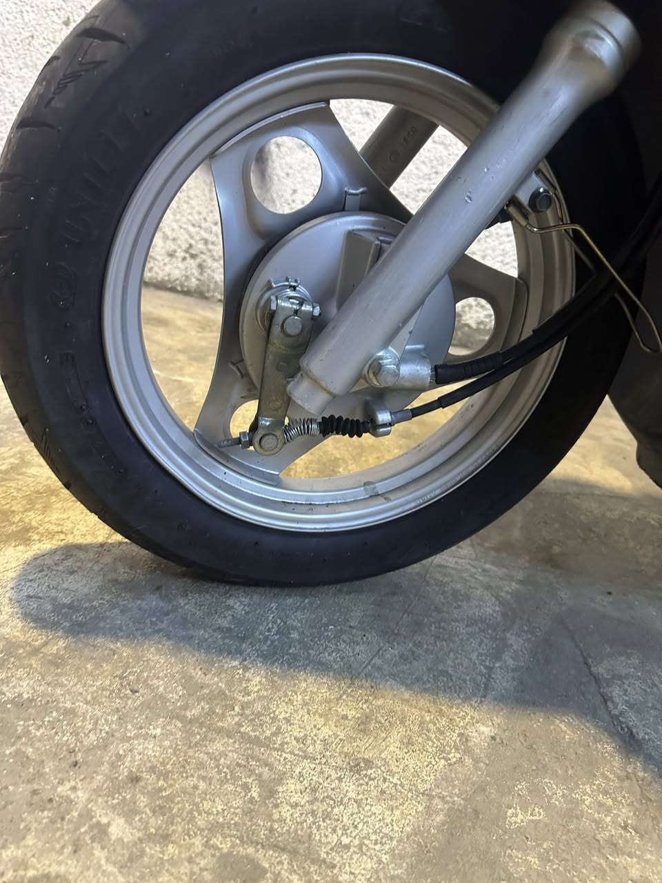 السلام عليكم دراجه فله جديده بمعنى الكلمة الدراجه كلها بلاديه من الالف للياء جديده لك نكره سلف وخرسه الدراجه ومكينتها خير من الله متوكف بوجها اي دراجه ال120 كله وحته ال 140  اي اخواني الدراجه مكفوله كفاله عامه ماكو هيج فله جديده بل عراق كله ماشيه عشرتالاف والعده البلاديه مالتها وياها ولخوذه هم رقمي *********** الي حاب يعرف السعر يراسلني واتس وبيكم خير وتدللون
