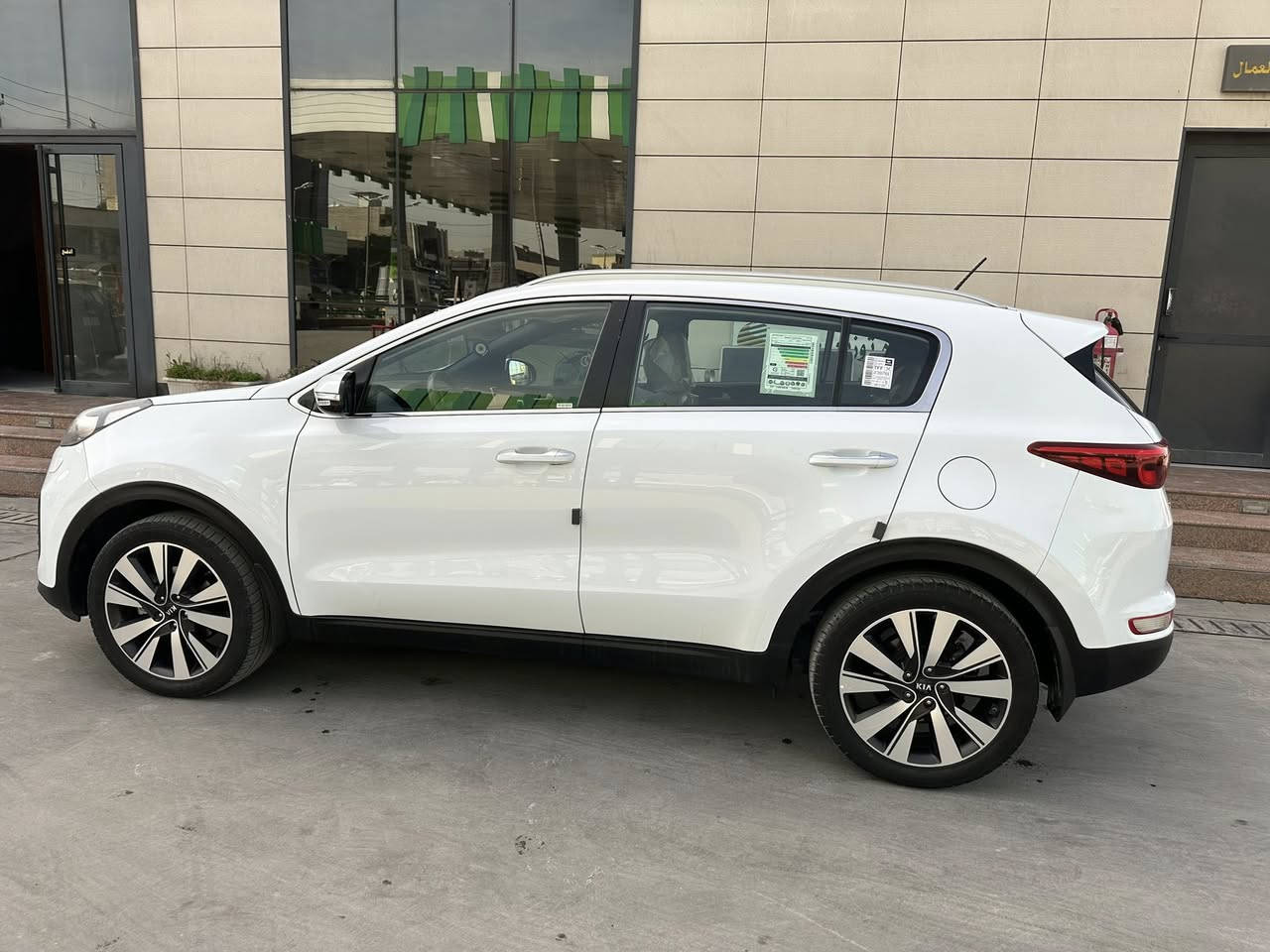 السلام عليكم
للبيع كيا سبورتج خليجي (ضمان الدوليه )
رقم بغداد انكليزي ب اسمي 
موديل 2018 
مواصفات بيسك 
داخل بيجي 
مكفوله عدا مكانين بارد 

سعر 183 قفل 
مكاني بغداد 
اتصال او واتساب 
***********
