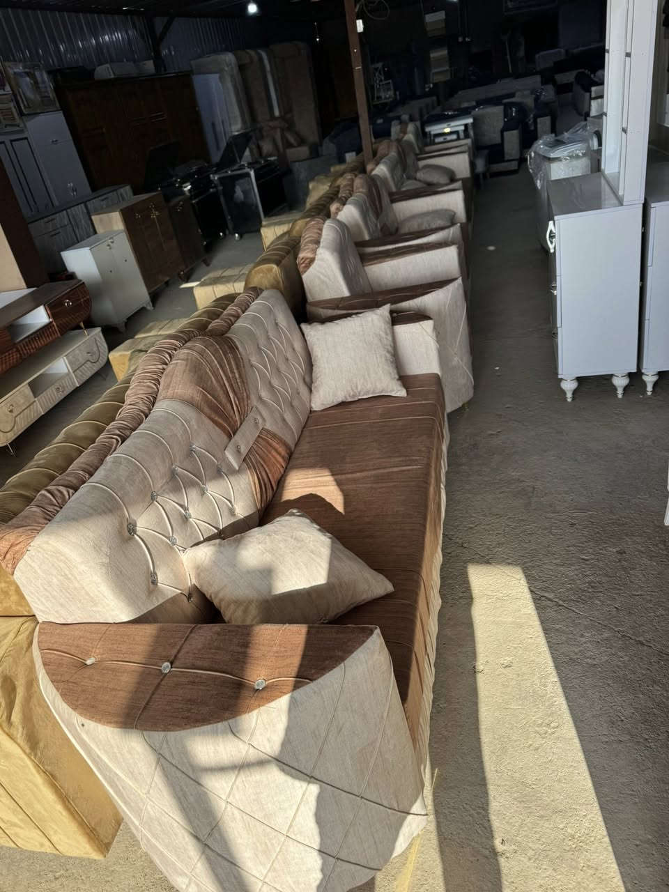 إذا كان للنجاح إسم فهو يتغنى بأسمنا كما تتغنى السماء بتساقط المطر
وإن كان للنجاح دوي صوت أقوى فأسم معرض علوش للأثاث والأجهزة المنزلية كصوت الرعد المدوي 
لله الحمد حتى يبلغ الحمد منتهاه
تم وصول وجبة جديدة من الدواويين ذات المنشأ والألوان التي تضيف لمسة جمال وأناقة لمنزلكم كما عودناكم دائماً بتوفر كل ماهو جديد ومتين ويسر عين الناظرين 
الزبائن الذي تم الحجز مسبقاً يرجى زيارتنا .. كما نتشرف بوجود جميع الزبائن الكرام
ما عليكم سوى الإختيار ونحن نقوم بأعمال التوصيل لكافة محافظاتنا العزيزة وكذلك منطقتنا الجميلة
نسعى دائماً لنكون الأول بمجال عملنا لأننا الأصدق الأفضل
للاستفسار والطلب الأتصال على الأرقام التالية 
***********
***********

@إشارة
مجمع علوش للأثاث المنزلي المستخدم والجديد
