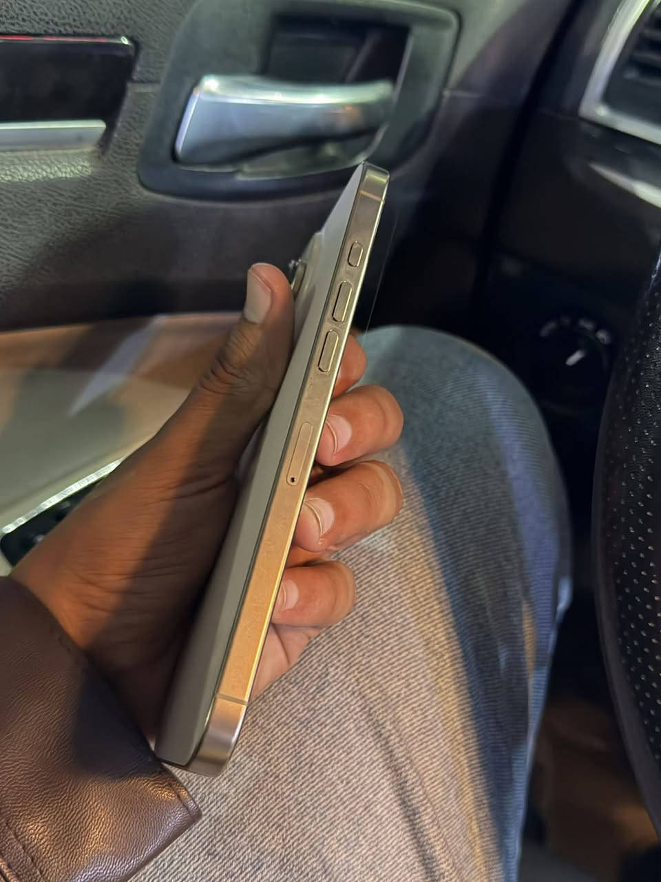 سلام عليكم ايفون 16 برو ماكس شرق اوسط ذاكره 256 بطاريه 98 سعر مليون 325 وبي مجال بسيط .  للاستفسار اتصال ‏‪0783 223 6821‬‏
