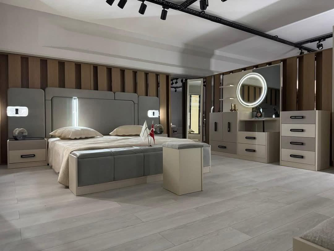 ✨ الأناقة في أبهى صورها.. موديل "ميرا 2" الجديد كلياً! ✨

لأن غرفتك هي مملكتك الخاصة، جمعية التراث تقدم لك التحفة الفنية ميرا 2. تصميم يجمع بين ضخامة القياس وسحر الإضاءة الحديثة.

💎 مميزات تجعل "ميرا 2" اختيارك الأول:

📏 قياس ملكي: كنتور ضخم بطول (340 سم) مع ملحق مزود بإضاءة داخلية/خارجية.

💡 عالم من الأنوار: إضاءة مدمجة في (الكنتور، السرير، والكومديات) تضفي لمسة رقي لا تُقاوم.

📦 استغلال ذكي للمساحة: سرير بمخزن كبير هيدروليك لتنظيم مثالي.

🛠️ متانة فائقة: ظهر بلوك صلب، برغي وچوي حديد لضمان استقرار الغرفة لسنوات طويلة.

✅ ضمان حقيقي: نضمن لكم الجودة بضمان (5 سنوات) يشمل الشد والفتح.

💰 تفاصيل العرض:

السعر النقدي: 1,800,000 دينار.

سعر الأقساط: 2,350,000 دينار.

مكونات الموديل: 10 قطع متكاملة (كنتور، سرير مخزن، شازلون، كومديات، مراية، طابورية، والمزيد).

📍 تفضلوا بزيارتنا:

الرمادي - التأميم - شارع النخيل - مقابل محطة النخيل.
نحن نعتني بأدق التفاصيل لراحتكم.

#جمعية_التراث #موديل_ميرا2 #غرف_نوم_فاخرة #تجهيز_عرسان #الرمادي #أثاث_عراقي


**إذا كنت صاحب هذا الإعلان وتريد حذفه لأي سبب، رجاءا أرسل رسالة إلى الدعم الفني**