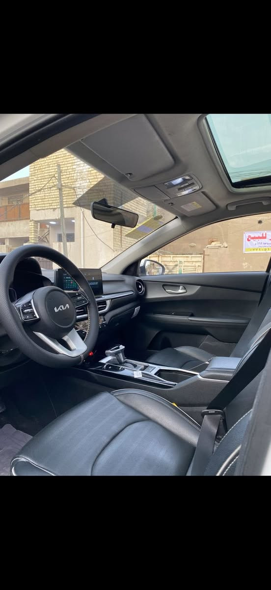 السلام عليكم #للبيع
Kia k3 تجميع الصين
#موديل 2024 
#ماشية 40 الف سيارة جديده بحالة الشركة
مكفولة كفالة عامة من كلشي حته من البارد 
اللون ابيض
رقم اربيل
مواصفات
١-اوتو هولد
٢-هاند بريك دكمه
٣-مري تدفئه
٤-ستيرن كهربائي
٥-بصمه تشغيل
٦-سلايد روف
٧-كشنات جلد اسود 
٨-دخول ذكي 
٩-شاشه كبيره
او بعد بيه هواي مواصفات
المحرك ١٥٠٠ تنفس طبيعي دبل نوزل
السيارة فول ع وضع الشركه!! 
الاستفسار ***********📱✅
السعر 142 وبيه مجال
عنواني بغداد الكرخ
