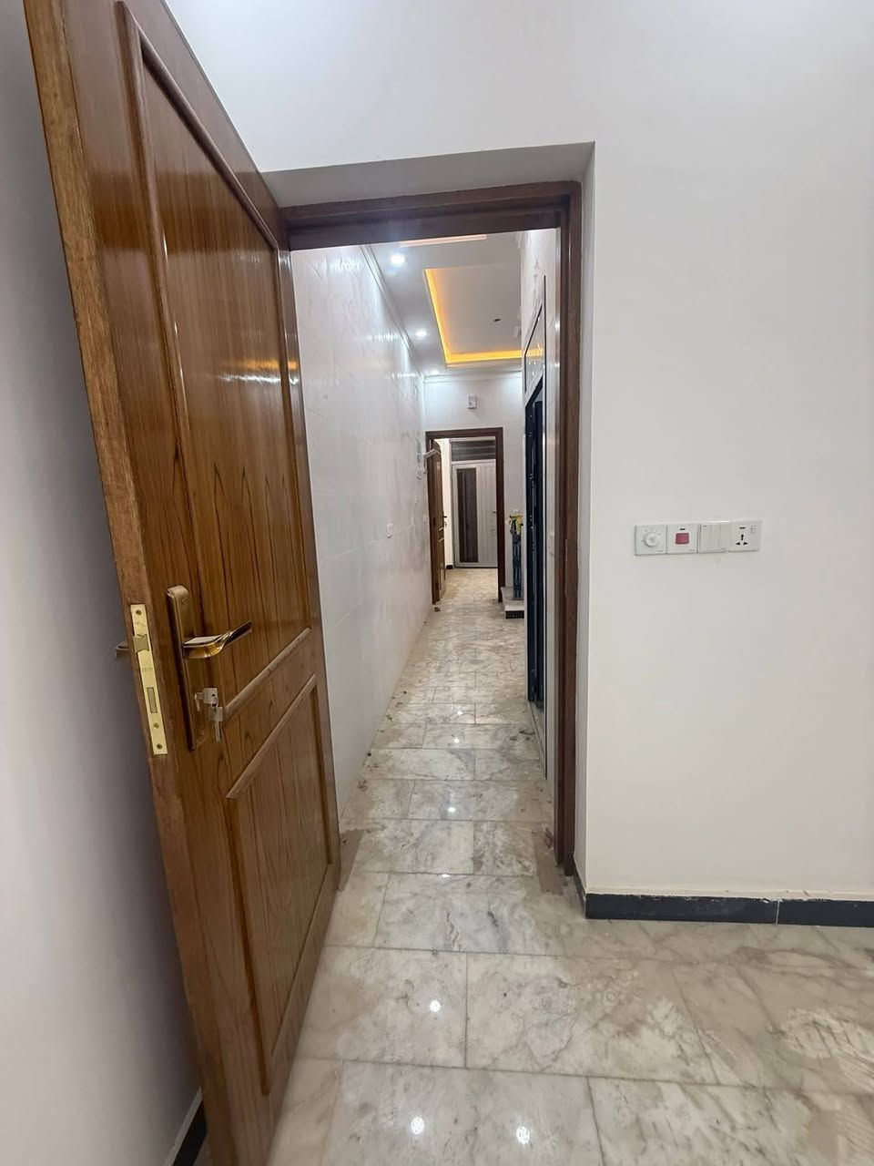 على بركة الله
📌 الثقة عنوان

يسر مكتب ازاد للوساطة العقارية
ان يعلن عن توفر

 دار سكني ركن  حديث 🏘️

بناء 2025
..... للبيع  .....

المساحة 50 متر
واجهة 4 متر
النزال 12.5 متر

الطابق الارضي

صالة + مطبخ + منور + خدمات + غرفة نوم 

الطابق الاول
 غرفتين  + خدمات

البنوك
📍شارع طرشي المصطفى
للاستفسار
اتصال + واتس اب
***********
***********

او مراجعة المكتب
ازاد للعقار
شارع اسواق النداوي
مجاور محطة تنقية الماء ( H2O )
