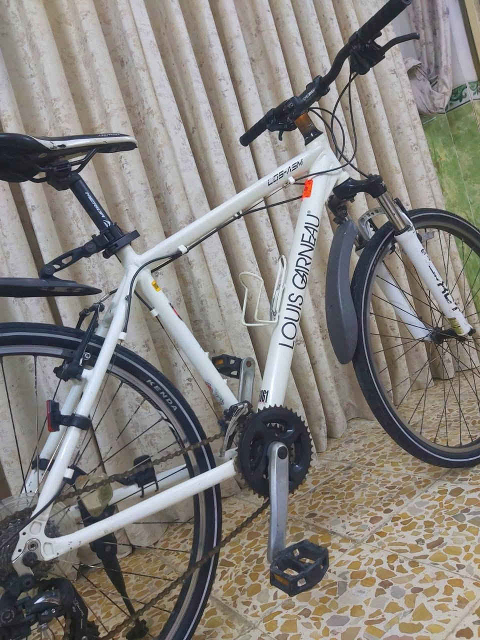 دراجة نوع جبلي ماركة LOUIS GARNEAU لويس كندي غني عن التعريف لشة مضلعة نظافة 95/% وضع رمبة 

معدن فول المنيوم 
                        سستم شيمانو كامل 
                                                  كيورة سحب دفع شاشة 

دشالي 3امامي 8خلفي
 
                          دبل امامي سلس بالسياقة 

                                                       نظام الويالة كمبليون 

الدراجة ليبل واحد بدون اي قطعة تبديل جاهزة من كلشي 

السعر 200الف وبي مجال 

((العنوان/بغداد/البلديات)) رقم الهاتف ***********
