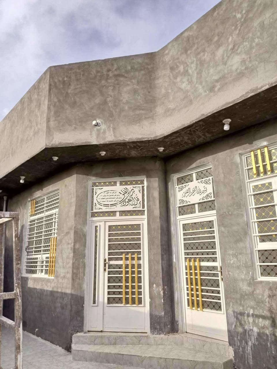 بيت لبيع مساحه140متر وجهه  10ونص تفاصيل استقبال وغرفه وصاله ومطبخ وصحيات داخليه وخارجيه سند 25 مكان حي المعلمين بلدوب خلف عمارت قبل نهيت شارع فرع رقم هاتف ***********
