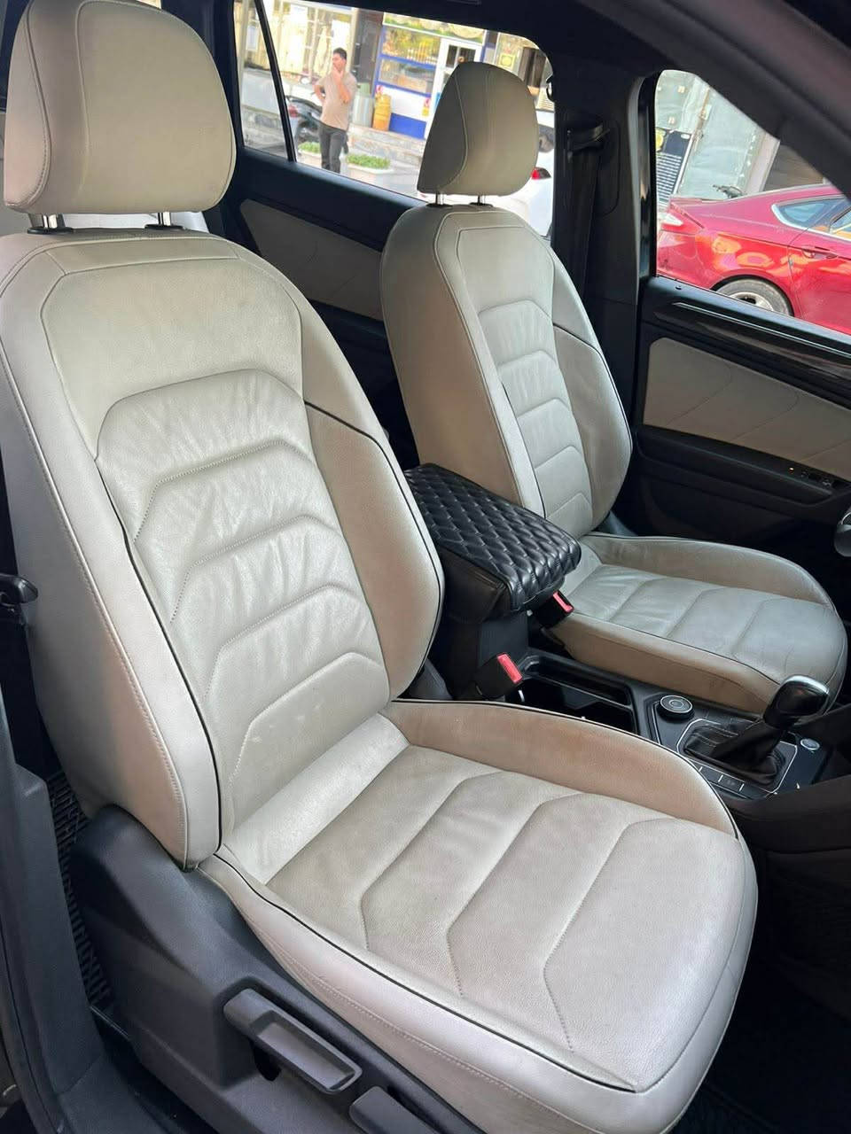 تیگوان بۆ فرۆشتن (R Line).
مۆدێل: 2022 ڕەنگی ڕەش.
دەبڵ ئەکسل (4MOTION).
مواسەفات: فول فول( ،ناو سپی  (کرێمی) ، بەصمە ، پانۆراما ، کوشن هیتەر ، ڕاداری دواوە ، شاشە گەورە و (carplay) ، سیستەمی سەوتی فیندەر پریمیوم ، ڕاداری ئاوێنە ، کوشن میمۆری ، لایت ئۆتۆ ).
مەکینە: چوار پستۆن 2.0 تۆڕبۆ.
52.326 (مایل) ڕۆشتوە.
سەیارەکە وارد کەنەدیە و نیو بۆنیت بۆیاخە لەگەڵ نیو دەرگای سنوقەکە بۆیاخە و 
کەمێک ساردی هەیە (بێ ناو گرتن) ، بێ تەقەو ڕەقەیە و کێشەی حەماوەی نیە گێڕ و مەکینە بەشەرتی فەحس و بەناو کردن و وەکالە بەشەرت.

بۆ نرخ پەیوەندی بکە : *********** السليمانية, العراق
