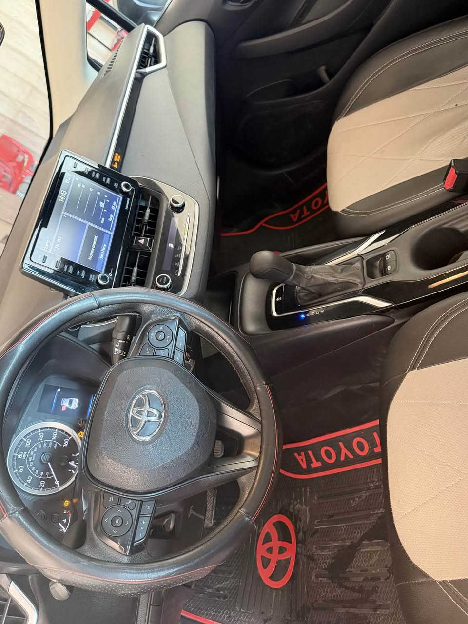 السلام عليكم 
كورلا موديل 2022
حدث السياره بنيد فقط مبدل 
بيه مكانين بارد مواصفات السياره L E سياره ماشي 52صدر كير محرك تاير كله جديد وقم سنويه هم جديد سياره بسمي بيه مكانين بارد سياره جديد مكانه كركوك 
*********** كركوك, العراق
