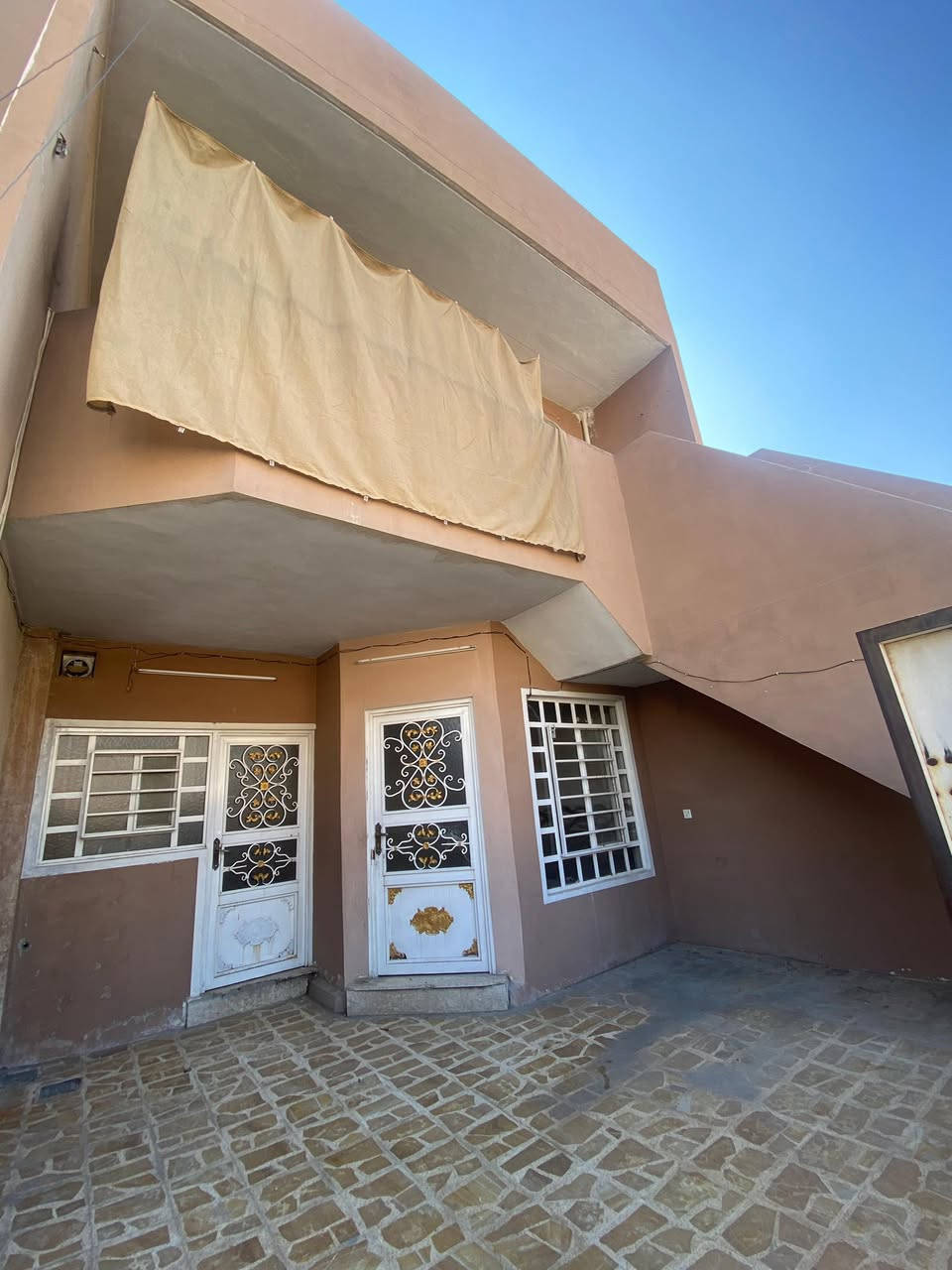 دار للبيع في حي الوحدة قرب جامع الرحمن  

المساحة: 118 متر  
الواجهة: 5.5 متر  

الدار مكون من طابقين (معزول)، وكل طابق يحتوي على:  
- غرفة نوم  
- هول استقبال  
- مطبخ  
- صحيات  

مؤجر حاليا 500 الف 

السعر: 140 مليون دينار

مراجعة #مكتب_مهند_الطائي 🏛
موقع المكتب➿➿في الموصل / حي الوحدة  

التفاصيل الاتصال على الأرقام التالية :_
( *********** )كورك☎️📞
( *********** )اسيا ☎️📞
او ((الاتصال على واتساب او فايبر برقم 
***********))
