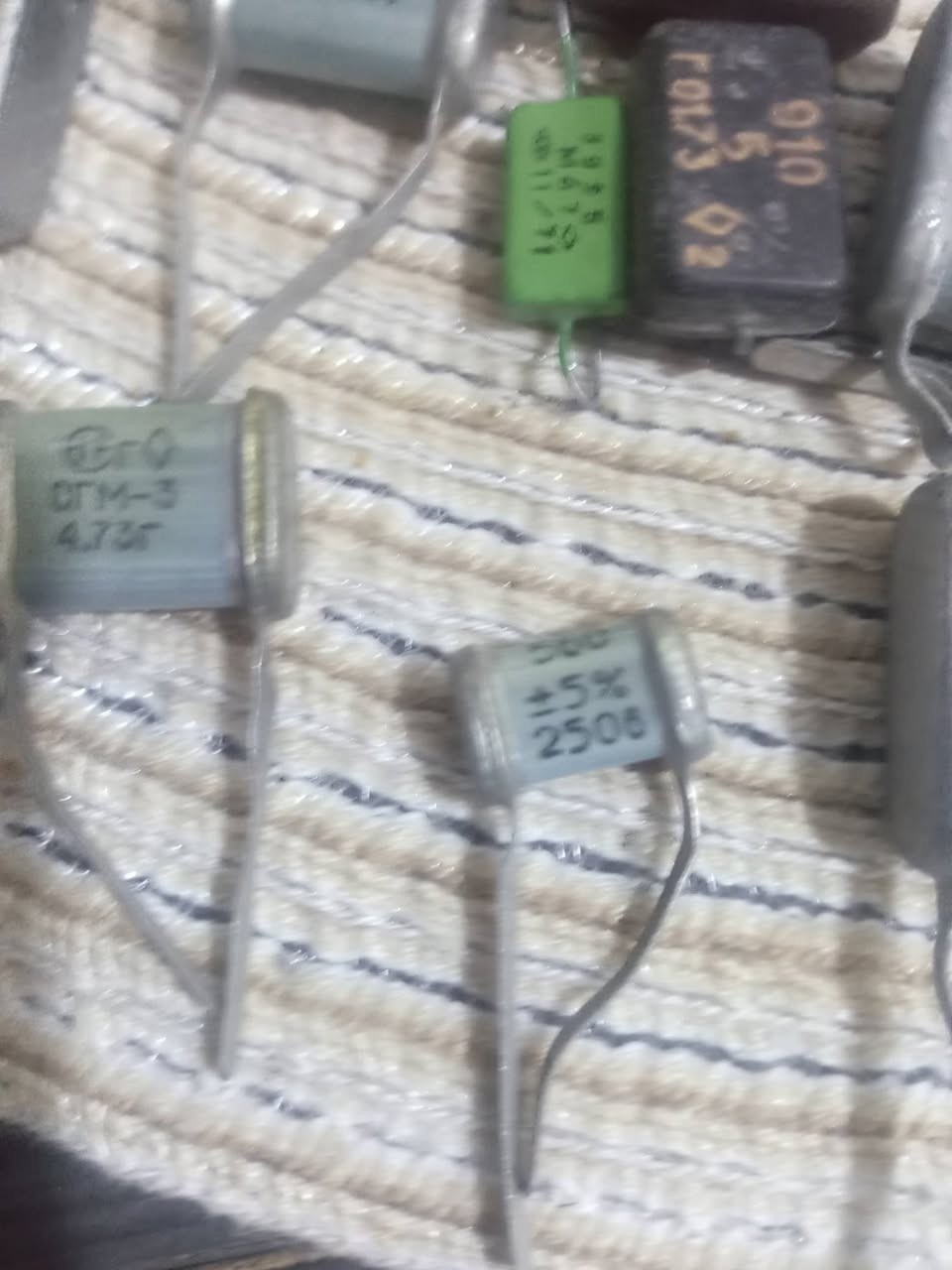 📢 للبيع: مكثفات ميكا فضية (Silver Mica) 
لعشاق النقاء الصوتي ومشاريع الـ High-End Audio، متوفر لدينا مجموعة من المكثفات السوفيتية الأصلية من النوع الشهير SGM-4 (СГМ-4) المعروف بدقته العالية واستقراره الحراري الممتاز.

✅ مميزات القطع:

النوع: ميكا فضية (Silver Mica) - تعتبر الأفضل لدوائر الصوت والترددات العالية.

الحالة: مخزن قديم (NOS) بحالة ممتازة، مغلفة بهيكل سيراميكي للحماية.

الدقة: نسبة خطأ ضئيلة جداً (±2%)، مما يضمن توازن القنوات الصوتية.

الاستخدام: مثالية لتطوير مكبرات الصوت (Amps)، أجهزة الفينيل (Phono stages)، ودوائر الراديو الاحترافية.


**إذا كنت صاحب هذا الإعلان وتريد حذفه لأي سبب، رجاءا أرسل رسالة إلى الدعم الفني**