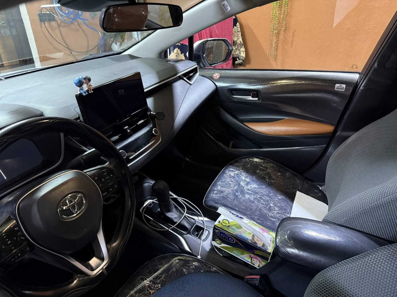 السلام عليكم من رحصه الادمن كورله وارد الصيني فول مواصفات  موديل 23  بيها بارد الباب الخلفي وبيها رصعه صغيره كلش موضح بالصور عداد السياره 97 الف السعر 138 ورقه العنوان الدوره حي الصحه هاتف 📞 ***********  وبيها مجال لطيبين
