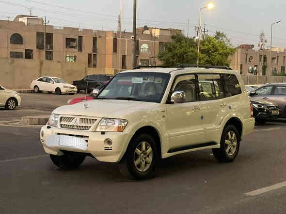 السلام عليكم 
للبيع باجيرو موديل ٢٠٠٦ 
محرك ٦ سلندر / ٧ راكب / فور ويل / ٣ قطع تبريد 
كير محرك حدادية جيد جداً تخم تاير برجستون جديد
بيهه مكانات بسيطه صبغ بدون دواخل وبدون حادث قوي السيارة جاهزة وكاملة بدون نواقص 
رقم بغداد السعر النهائي  ٨٨ ورقة قفل 
مكان السيارة بغداد ضباط الجهاد ***********
