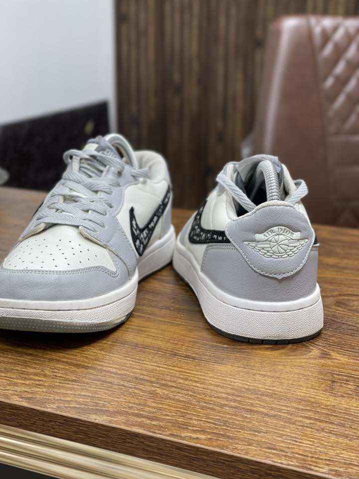 حذاء Dior x Air Jordan 1 Low، تعاون حصري ومحدود الإصدار بين علامة الأزياء الفرنسية الفاخرة ديور (Dior) والعلامة التجارية الرياضية جوردان (Jordan) التابعة لشركة نايكي (Nike). 

‼️مقاس الحذاء 42 طول القدم 26

موديل هذا الحذاء من النوادر توزع من الشركه 4700 قطعه فقط على جميع انحاء العالم 

تفحص بعينك وتشوفه اصلي وتاخذه 

(سعره بالوكالة اكثر من 2000 دولار ابحث وشوف)

🛑اعلى سعر ابيع 

يوجد توصيل لجميع محافظات العراق
للتواصل والحجز⬅️***********
